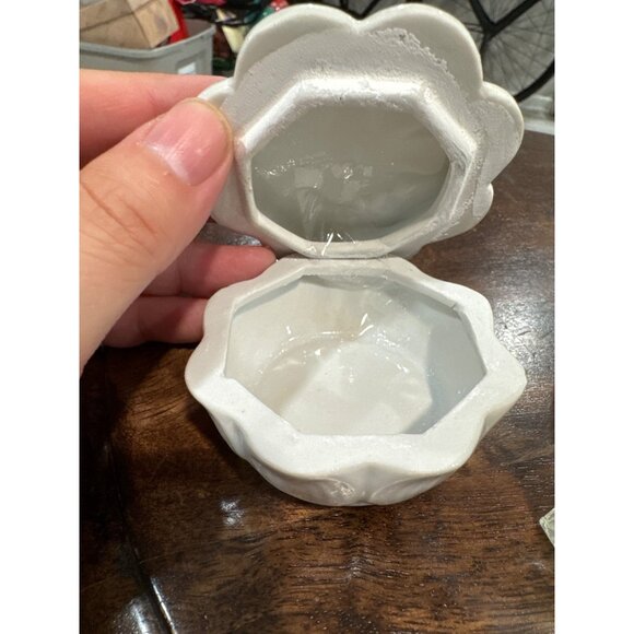 Vintage Ceramic Flower Trinket Lidded Petit Floral Trinket Ring Box 2 3/4" Dia - Picture 3 of 3